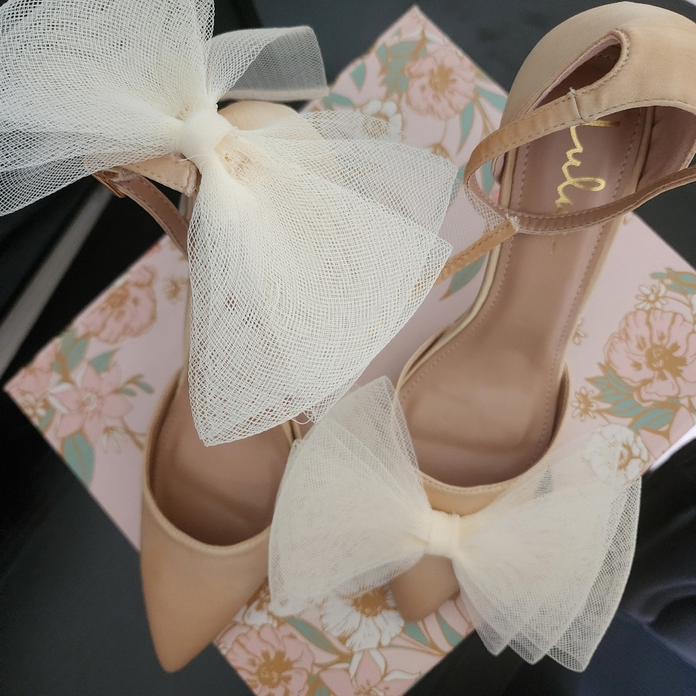 Lulus Heels Sz. 8 Gold/beige Color